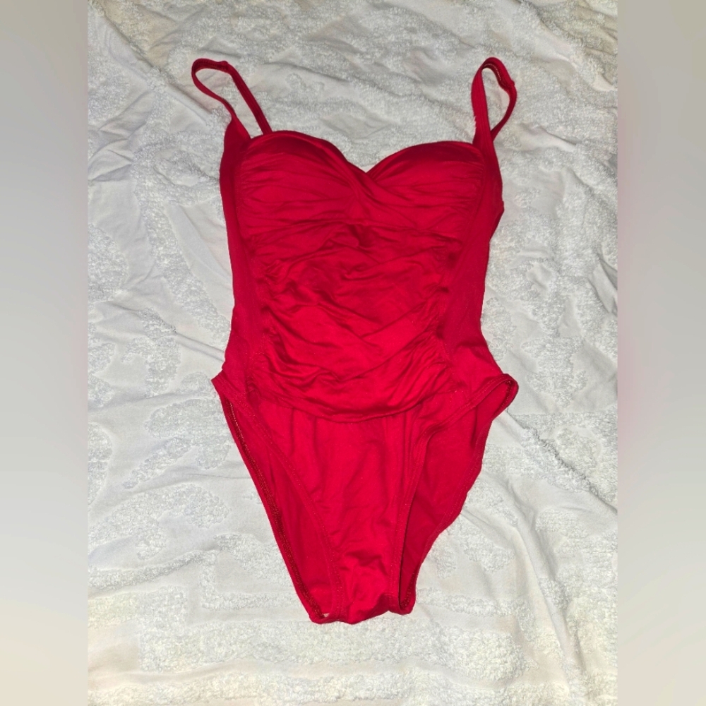 Women's La Blanca Red One Piece Ruched Swimsuit Gold Color Hardware Size Small